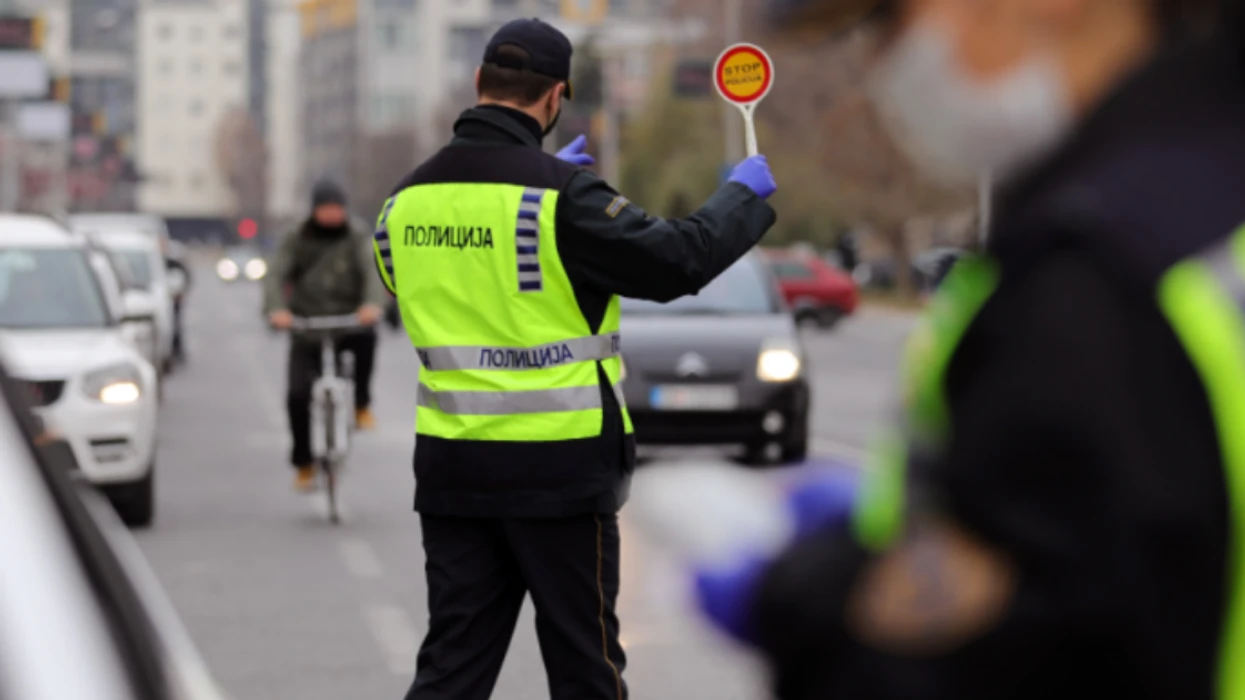 150 paralajmërime për qytetarët që po flisnin në telefon teksa kalonin rrugën