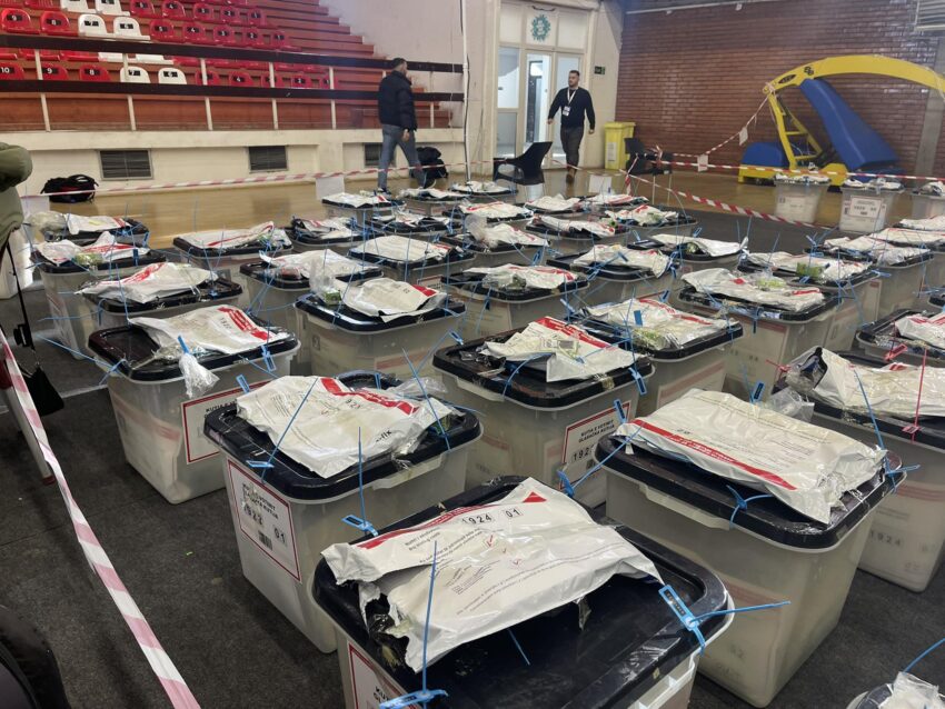 Numërimi i votave në Ambasada drejt fundit  LVV e para me mbi 83    PDK 7 11   LDK 6 74    AAK 1 98 