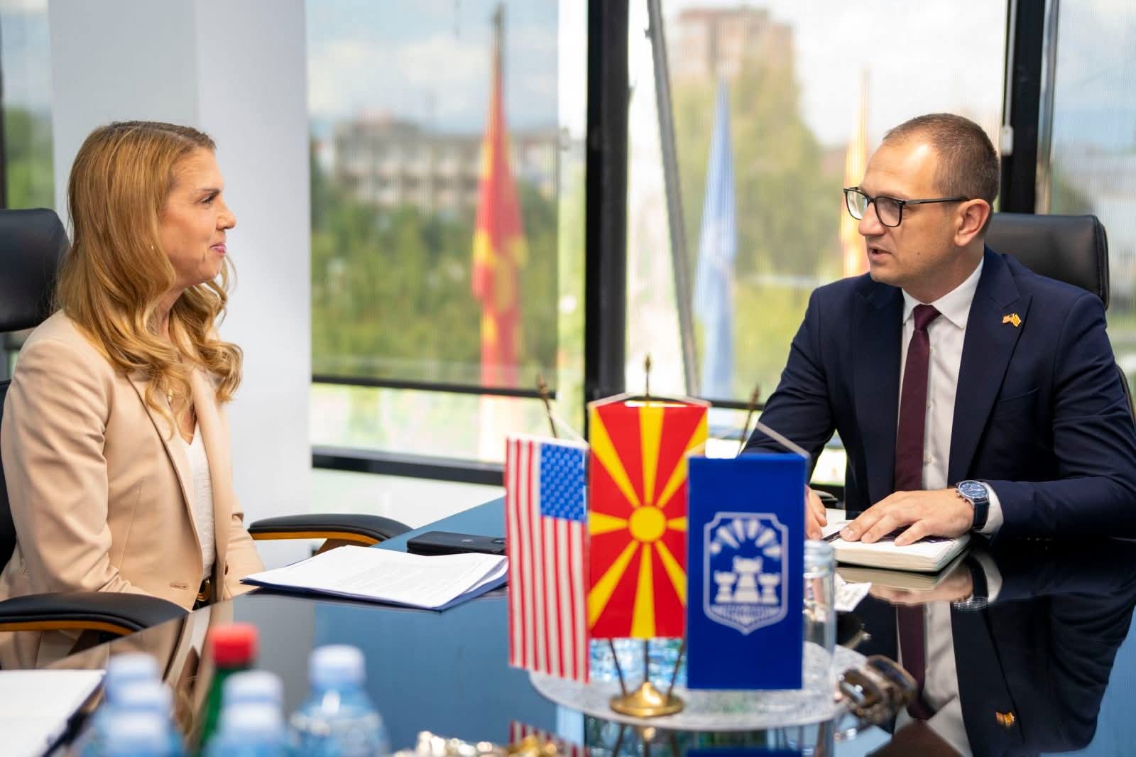 Prilep dhe SHBA thellojnë bashkëpunimin  Prodanski pret në takim të ngarkuarën me punë të Ambasadës Amerikane