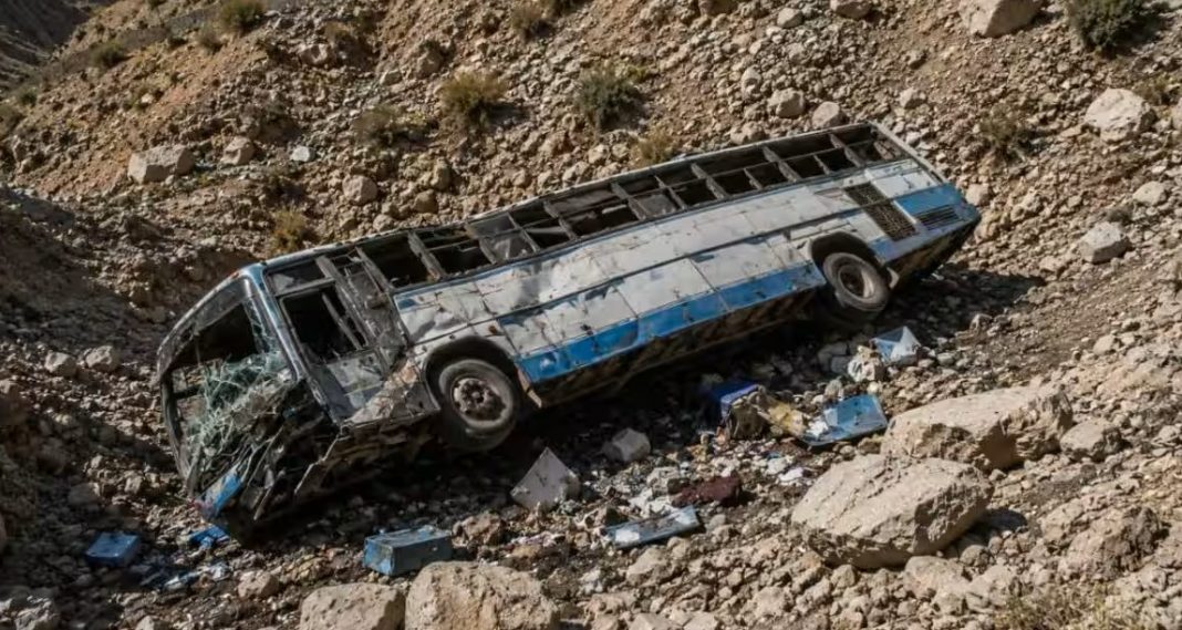 Autobusi bie në humnerë  të paktën 40 të vdekur