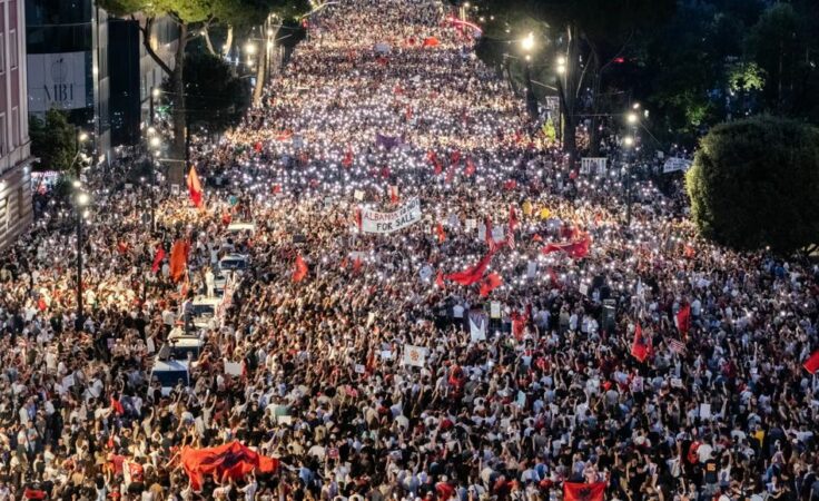 Pa shenja lodhjeje  Vijon marshimi i protestuesve në rrugët e Tiranës  Shqipëria e rinisë  jo e partisë