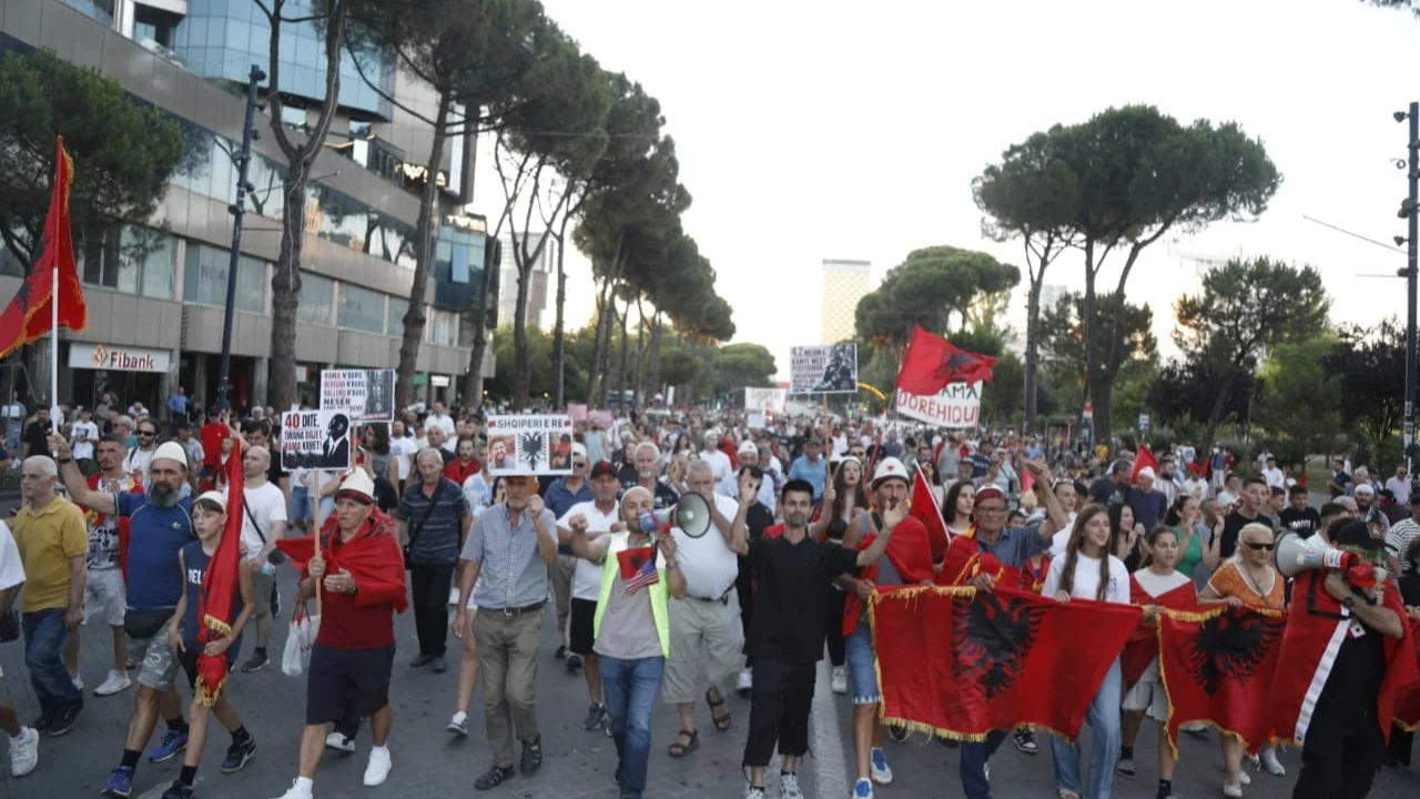 Sot dita e 40 të e protestës para Kryeministrisë  tubuesit marshojnë në rrugët e kryeqytetit
