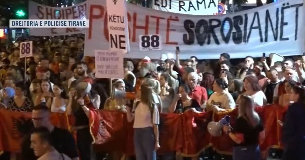 Arrestimi i Agasit  protestuesit ndalojnë te Policia e Tiranës