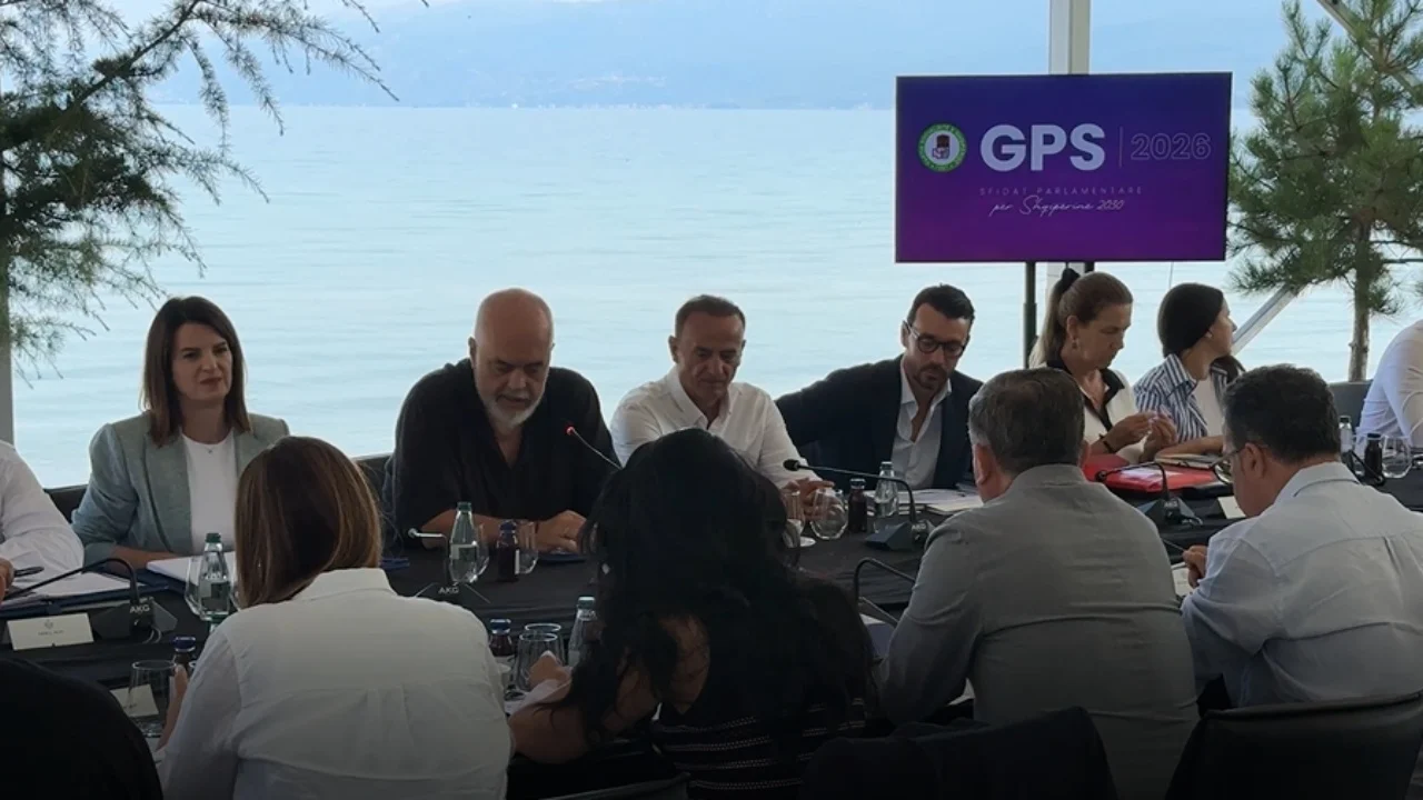 Mbyllet pas gjashtë orësh mbledhja e Ramës me drejtuesit e qarqeve dhe kryetarët e komisioneve në Pogradec  Zbardhen diskutimet dhe porositë e kryeministrit